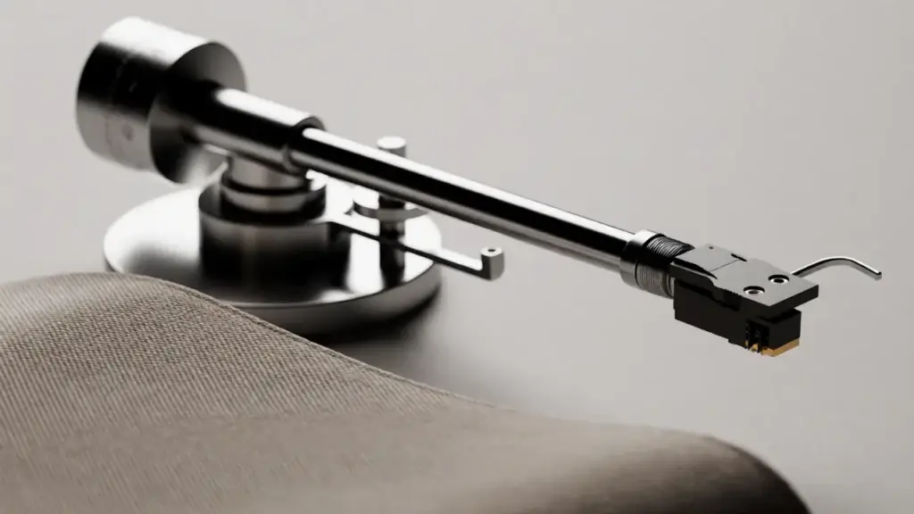 Platine vinyle tout-en-un avec enceintes et amplificateur int&eacute;gr&eacute;s lisant un disque &ndash; vue de d&eacute;tail