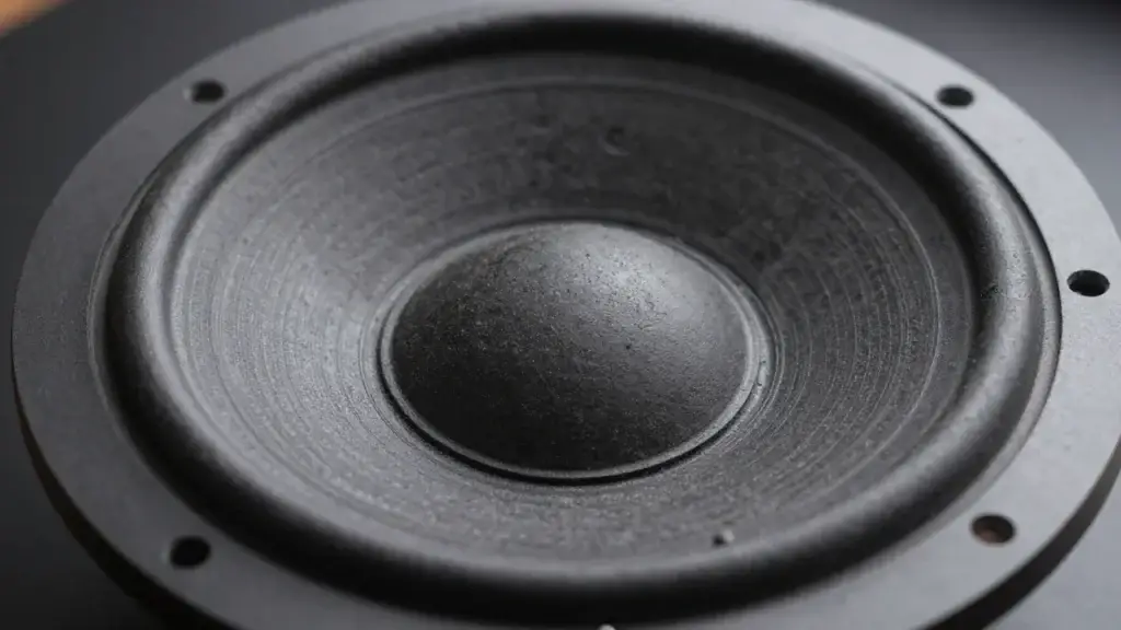 Lautsprecher mit gro&szlig;en Tieft&ouml;nern f&uuml;r tiefen Bass und Full-Range-Klangqualit&auml;t &ndash; Detailansicht